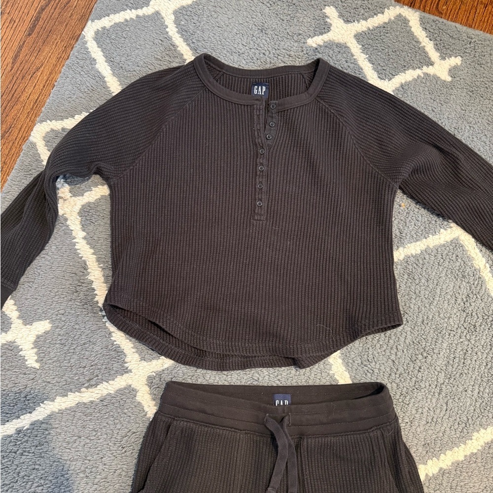 GAP Ribbed Henley Top and Cropped Ribbed Pants - Picture 5 of 9